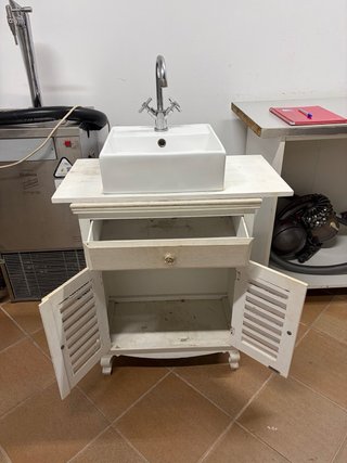 Lavabo de cerámica blanco con mueble