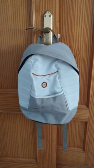 Mochila gris y blanca