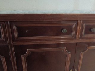 Cómoda antigua de madera con mármol