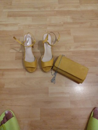 Conjunto Sandalias Tacón y Bolso Amarillo