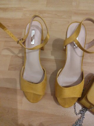 Conjunto Sandalias Tacón y Bolso Amarillo