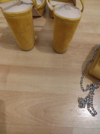 Conjunto Sandalias Tacón y Bolso Amarillo