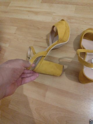Conjunto Sandalias Tacón y Bolso Amarillo