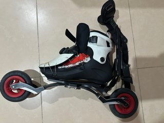 Patines en línea negros y blancos