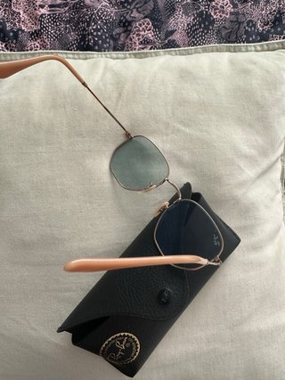 Gafas de sol Ray-Ban doradas y negras
