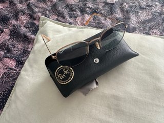 Gafas de sol Ray-Ban doradas y negras