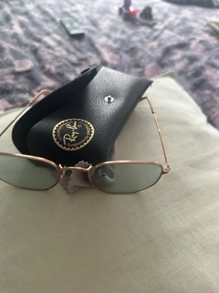 Gafas de sol Ray-Ban doradas y negras