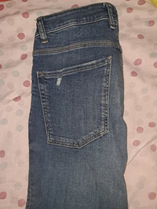 Pantalón vaquero roto