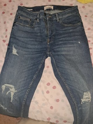 Pantalón vaquero roto