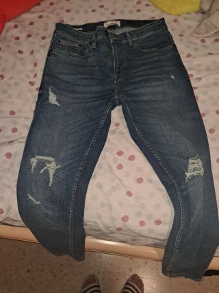 Pantalón vaquero roto