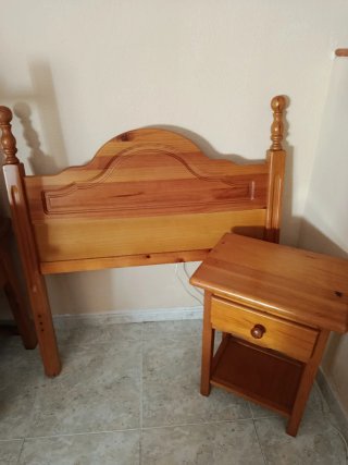Cabecero y mesita de noche de madera provenzal