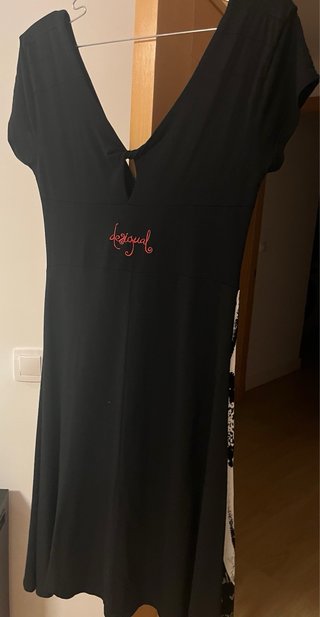 Vestido Desigual Negro con Estampado Floral y Cora