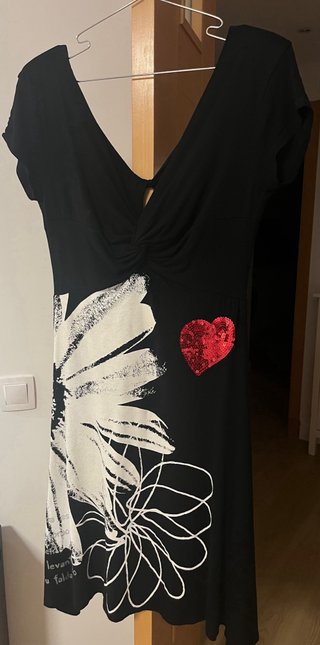 Vestido Desigual Negro con Estampado Floral y Cora
