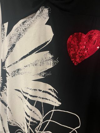 Vestido Desigual Negro con Estampado Floral y Cora