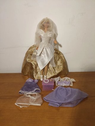 Barbie,años 90. Vestido de novia y accesorios lila
