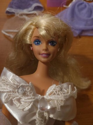 Barbie,años 90. Vestido de novia y accesorios lila