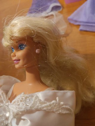 Barbie,años 90. Vestido de novia y accesorios lila