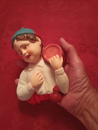 Escultura cerâmica de menino com pandeiro