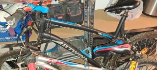 Bicicleta de montaña negra y azul