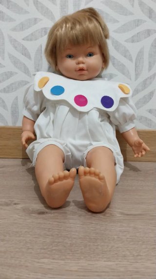 Muñeco bebé con traje de lunares