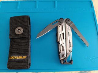 Leatherman Signal multiherramienta.