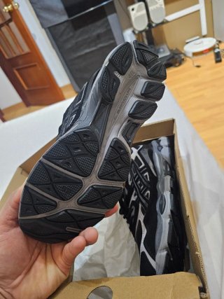 Zapatillas Asics Negras y Grises