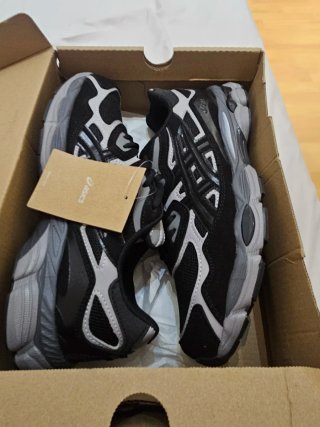 Zapatillas Asics Negras y Grises