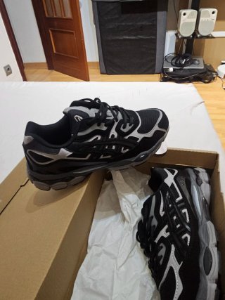 Zapatillas Asics Negras y Grises
