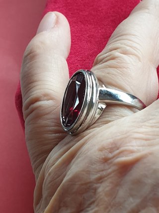Anillo plateado con piedra roja grande