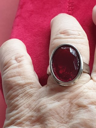 Anillo plateado con piedra roja grande