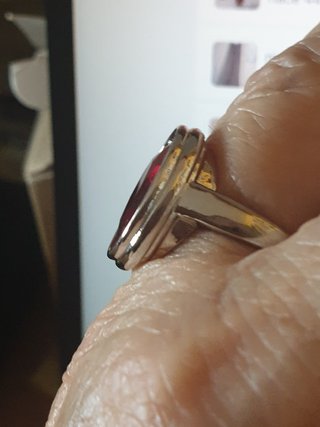 Anillo plateado con piedra roja grande