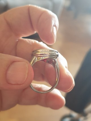 Anillo plateado con piedra roja grande