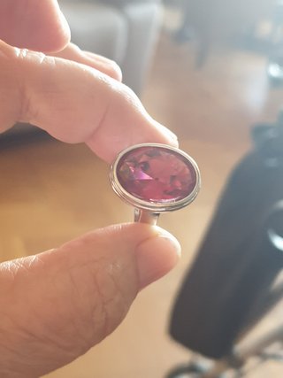 Anillo plateado con piedra roja grande