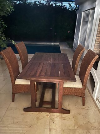 Mesa de madera y 8 sillas de mimbre