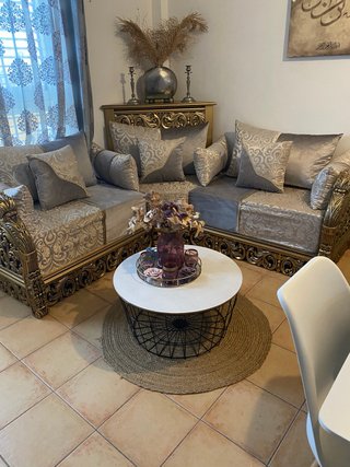 Sofá árabe madera beige y dorado