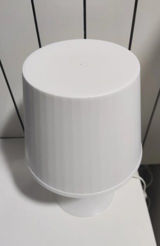 Lámpara de mesita noche blanca