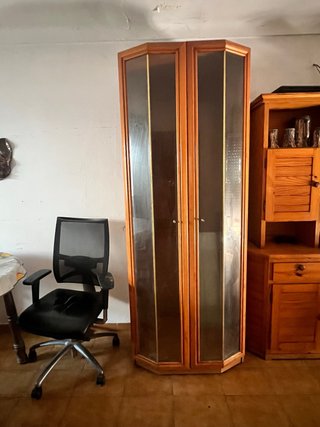 Vitrina de madera y cristal