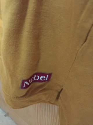 Camiseta amarilla con cuello y mangas rojas