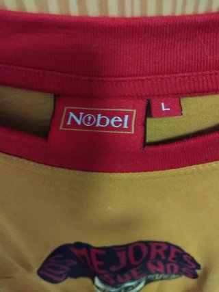 Camiseta amarilla con cuello y mangas rojas