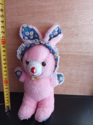 Peluche rosa con orejas de conejo