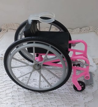 Silla de ruedas Barbie rosa y negra
