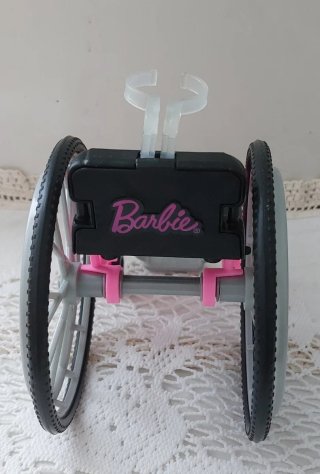 Silla de ruedas Barbie rosa y negra