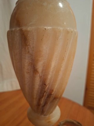 Lámpara de alabastro beige y marrón en Torrevieja