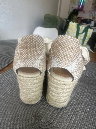Alpargatas Castañer Chiara Beige Dos posturas