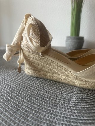 Alpargatas Castañer Chiara Beige Dos posturas