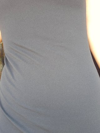 Vestido gris escotado