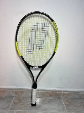 Raqueta de tenis con grip blanco