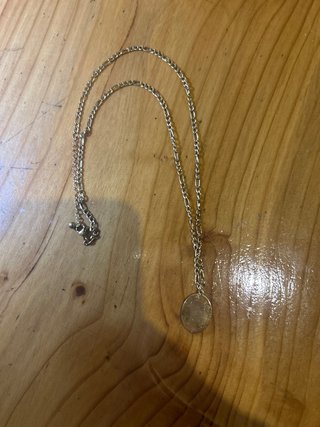 Collar dorado con colgante ovalado nácar