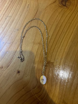 Collar dorado con colgante ovalado nácar