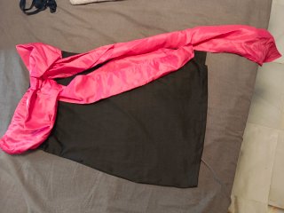 Vestido negro con lazo rosa